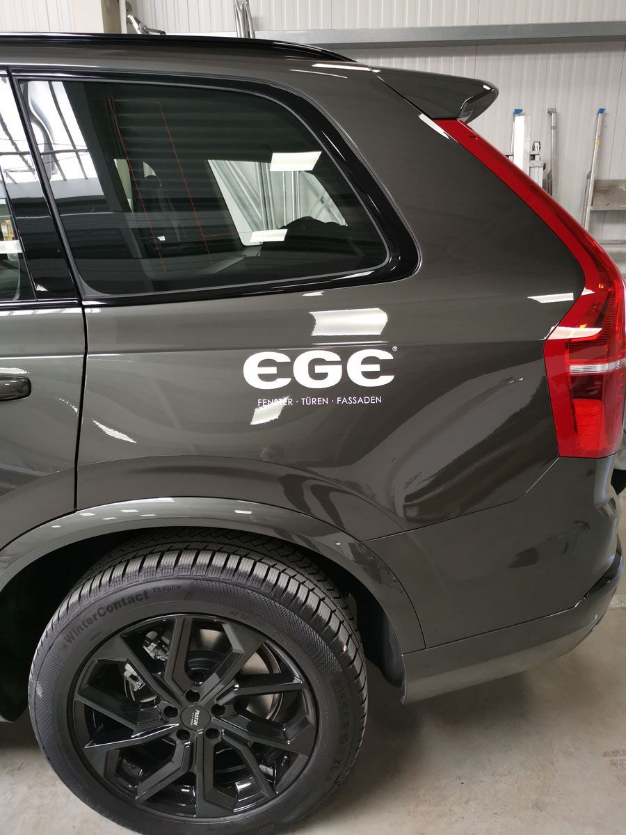 Ein grauer Geländewagen mit dem Wort „EGE“ an der Seite steht in einer Garage.