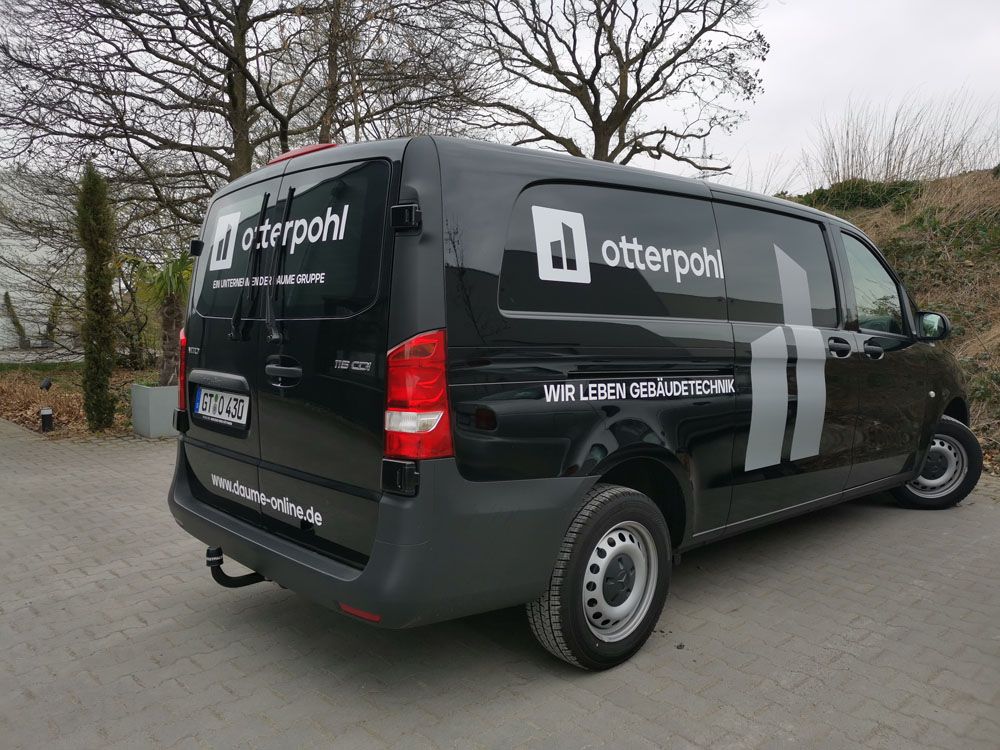 Ein schwarzer Lieferwagen steht am Straßenrand.