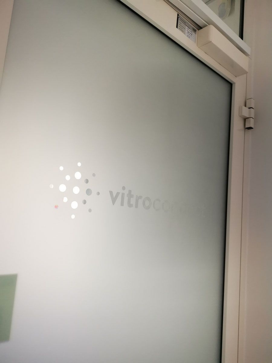 Eine Tür mit einem vitrocell-Logo darauf