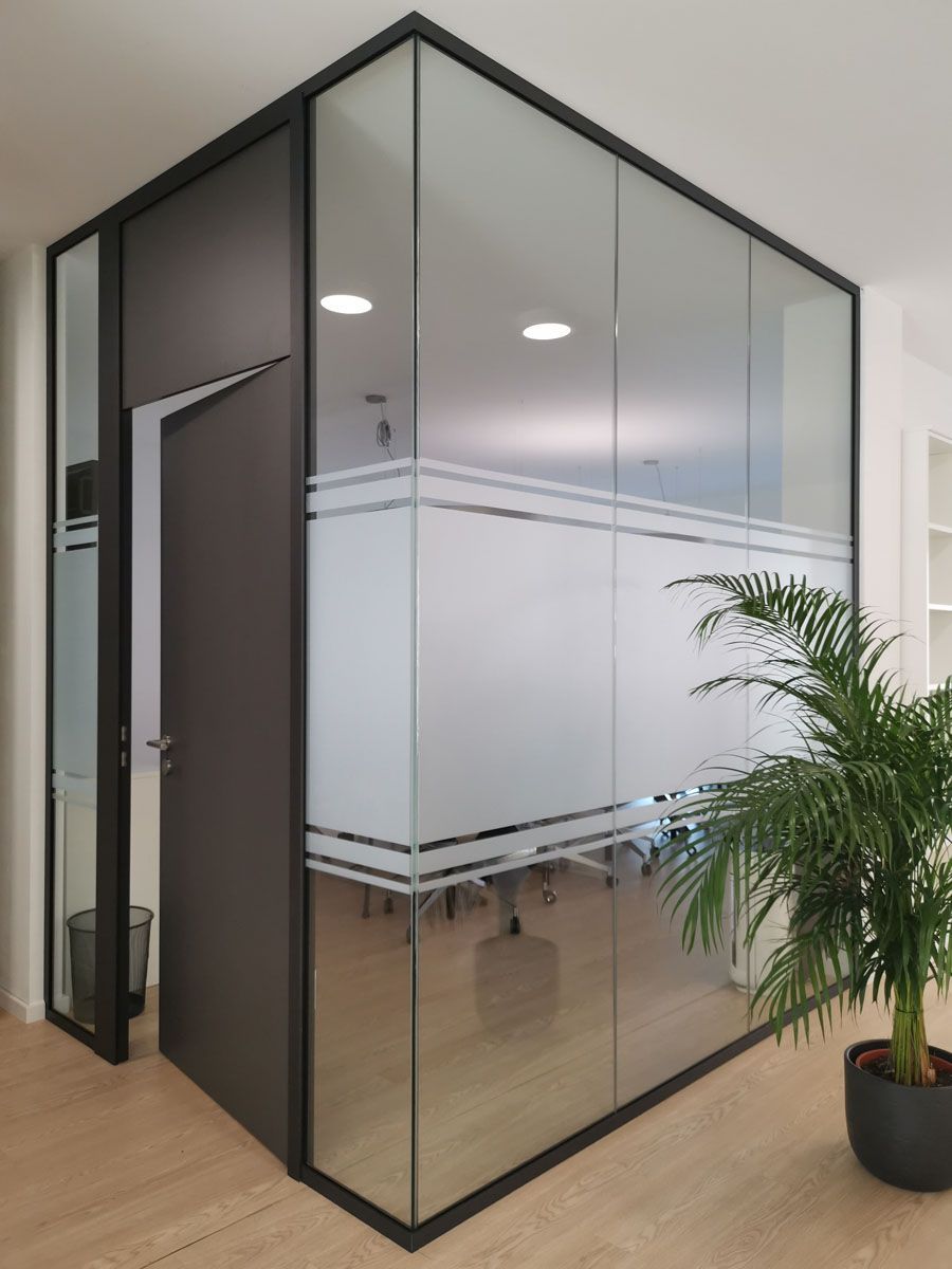 In der ecke des zimmers steht eine pflanze.