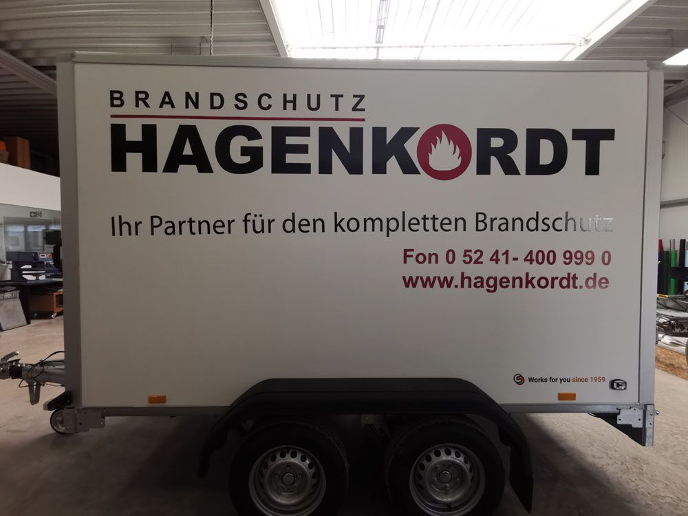 Ein Anhänger mit der Aufschrift Brandschutz Hagenkordt auf der Seite