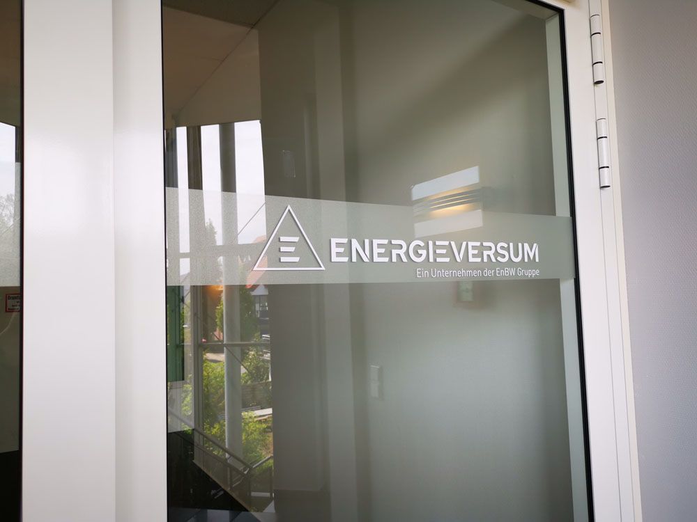 Eine Tür mit einem Aufkleber mit der Aufschrift „Energieversum“