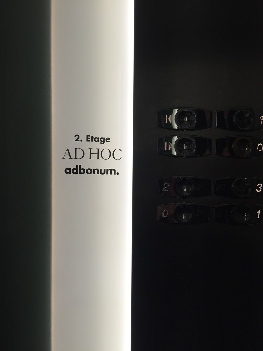 Ein weißes Schild mit der Aufschrift „Ad hoc“