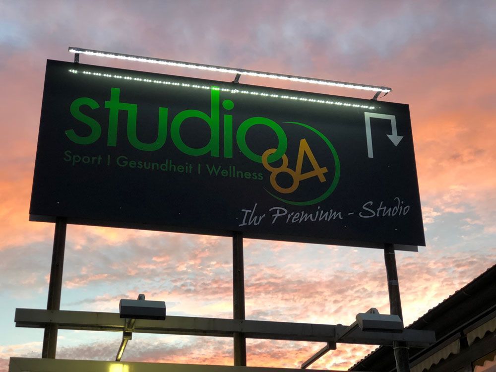 Ein Schild für Studio A ist bei Sonnenuntergang beleuchtet
