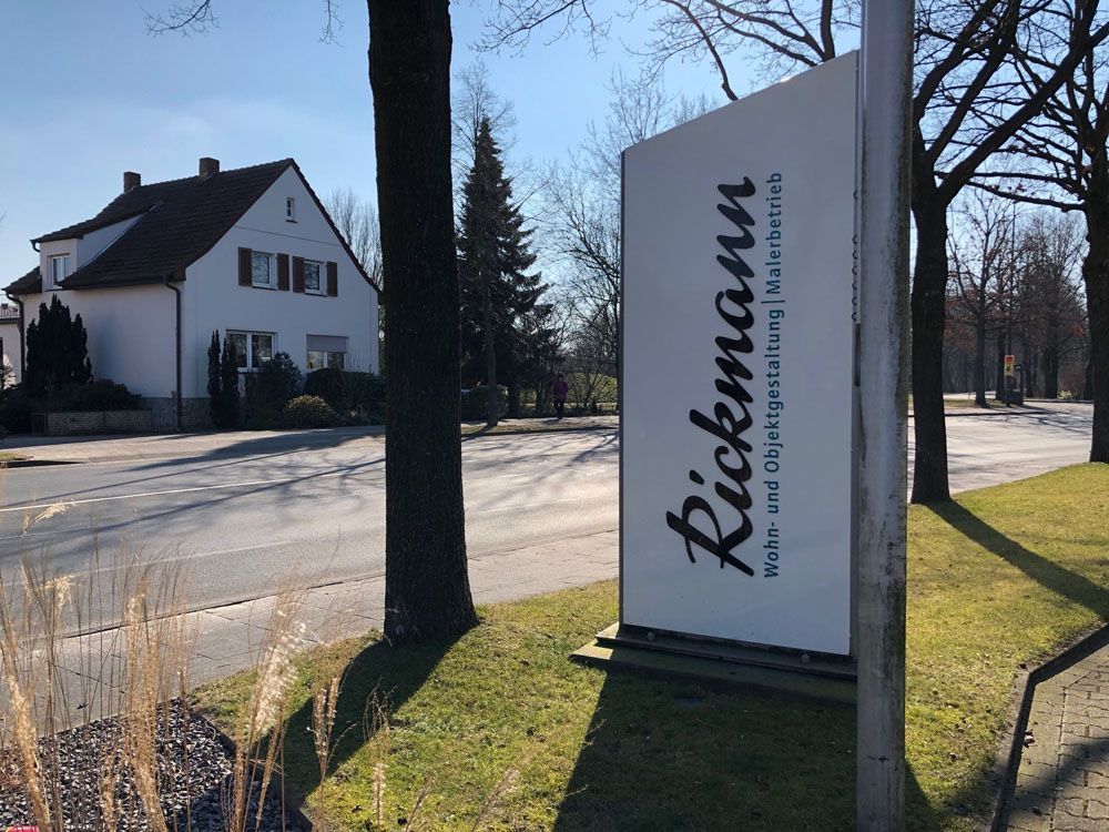 Ein Schild mit der Aufschrift Rickmann vor einem Haus