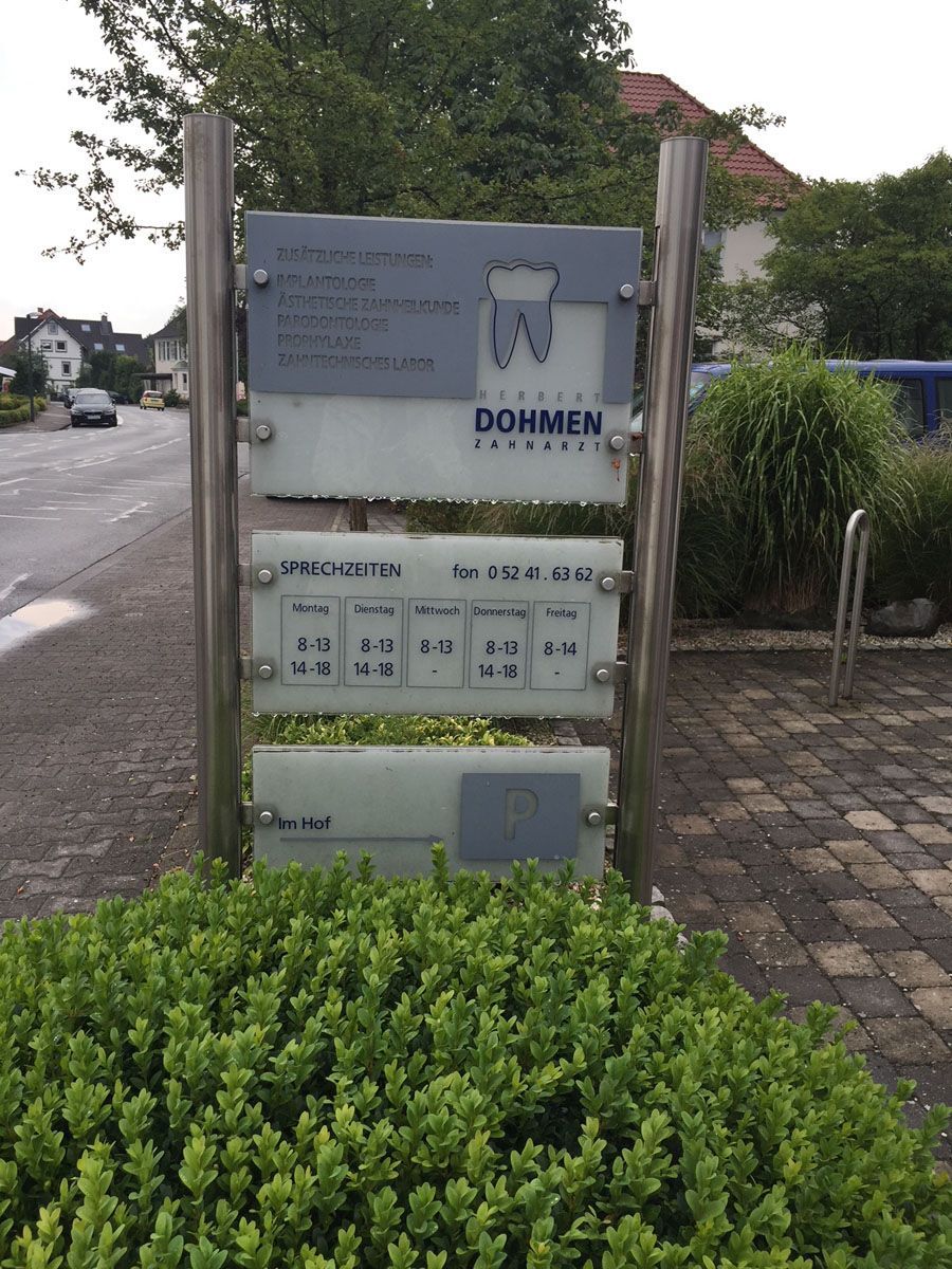 Ein Schild mit der Aufschrift „Dohmen“