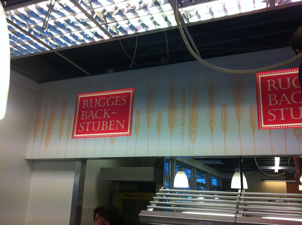 Ein Schild an einer Wand mit der Aufschrift „Rugges Back Stuben“