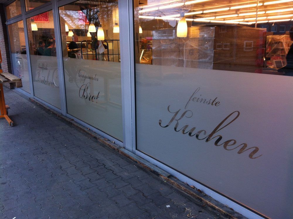 Eine Ladenfront mit dem Wort „Kuchen“ im Fenster