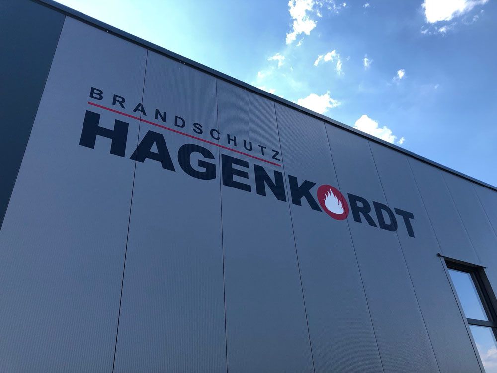 Ein Gebäude mit dem Wort Hagenkordt darauf