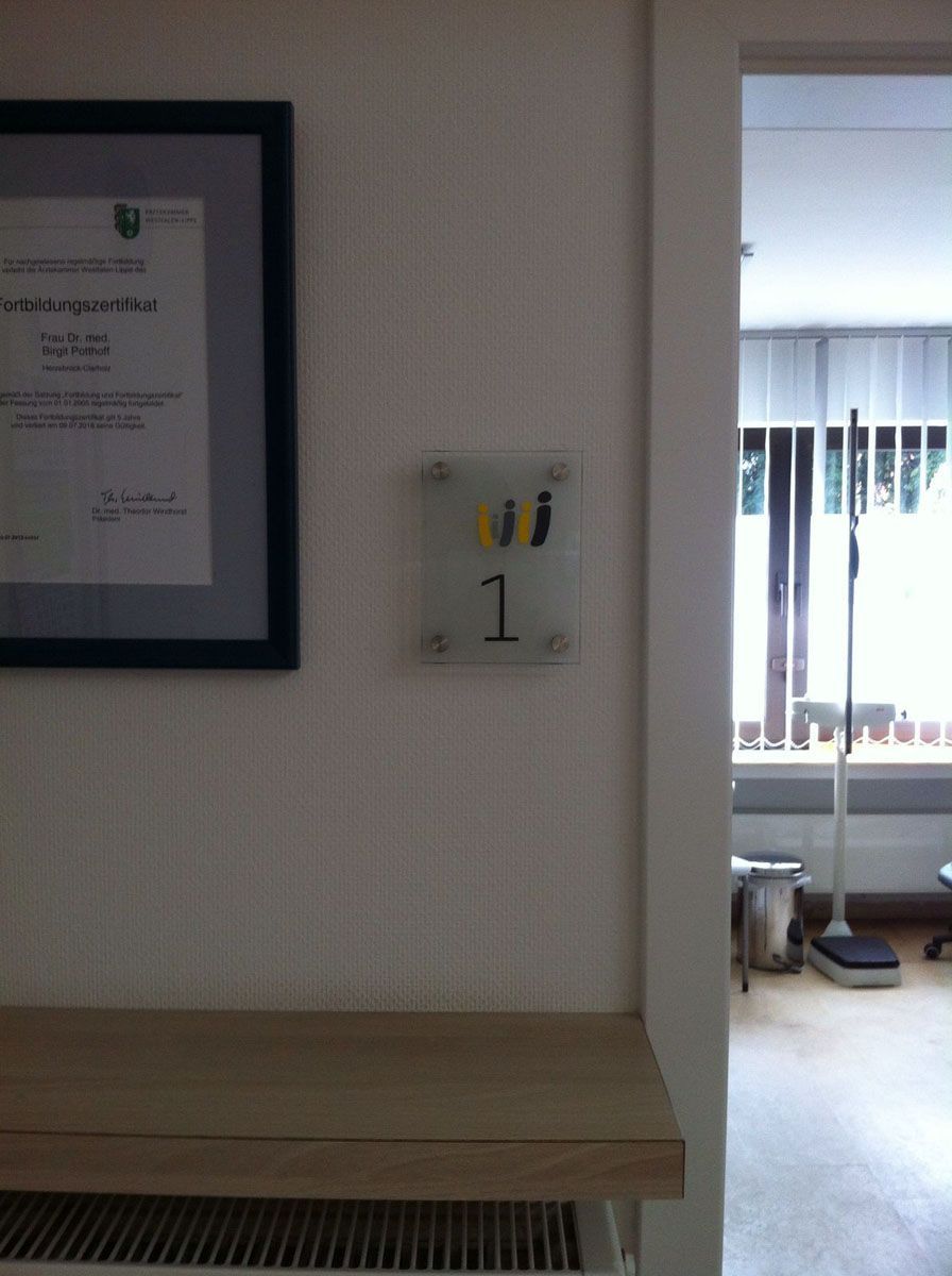 Ein Schild an einer Wand mit der Nummer 1 darauf