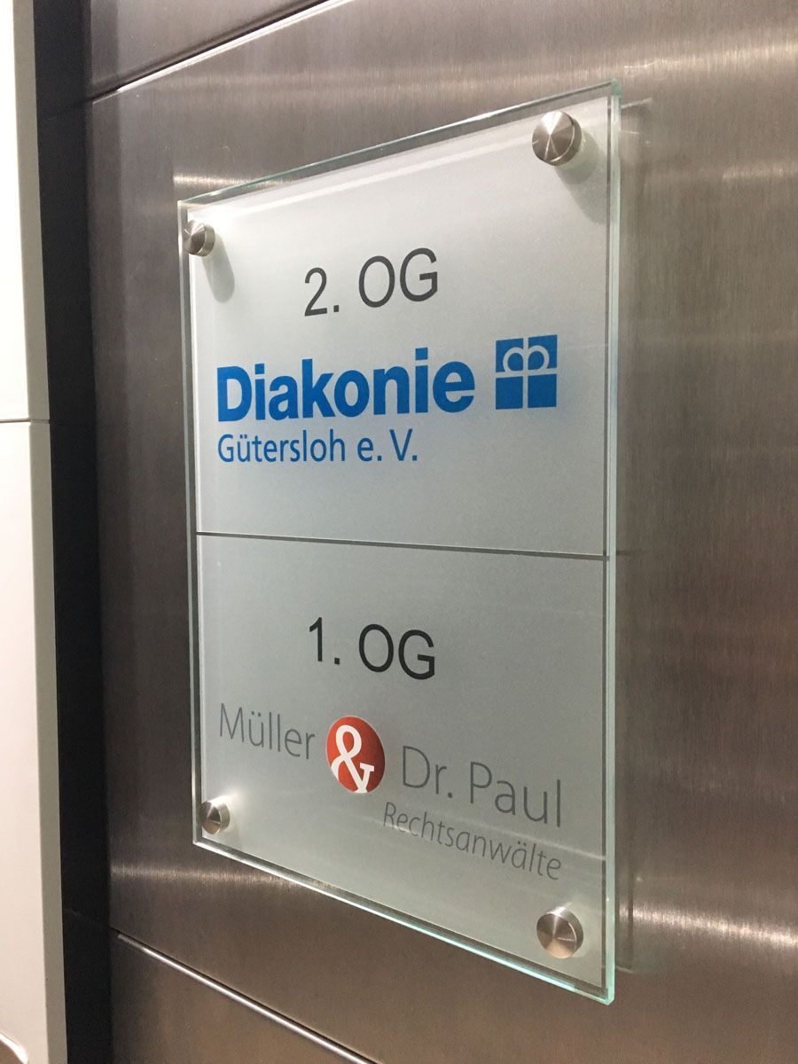 Ein Schild mit der Aufschrift 2,0g Diakonie Guterloh ev