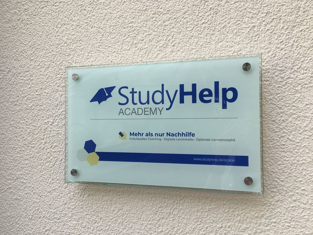 Ein Schild an einer Wand mit der Aufschrift „Study Help Academy“