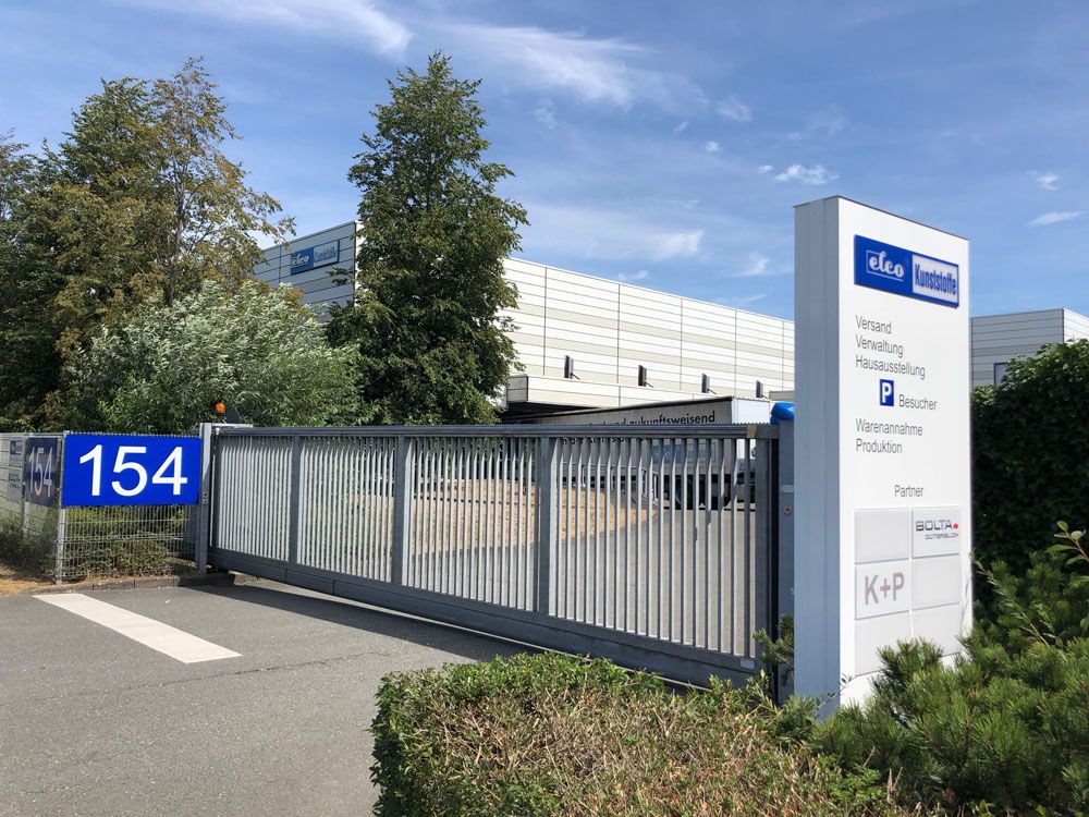 Ein Schiebetor mit der Nummer 154 darauf