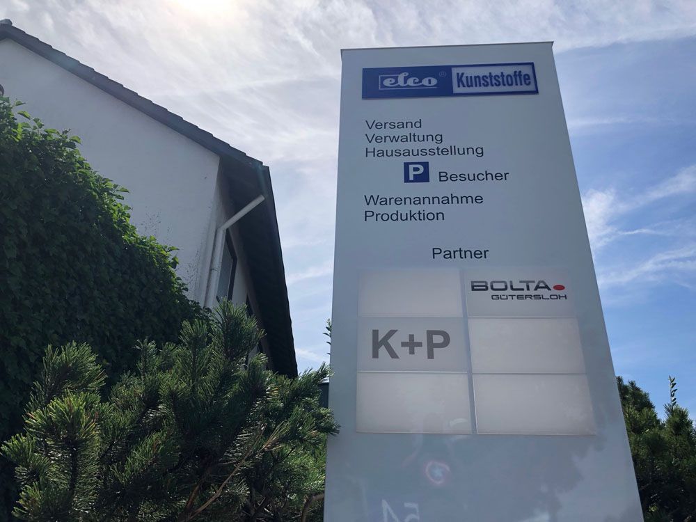 Ein Schild mit der Aufschrift „k + p“ vor einem Gebäude