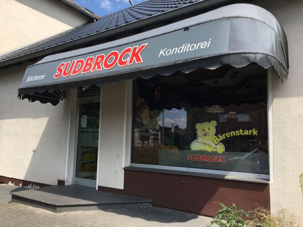 Eine Ladenfront mit einem Schild mit der Aufschrift „Sudbrock“ darauf