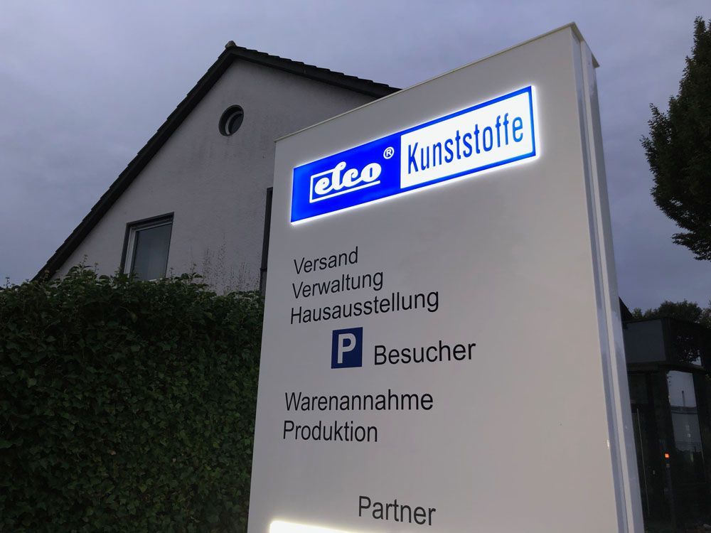 Ein Schild mit der Aufschrift „Kunststoffe“