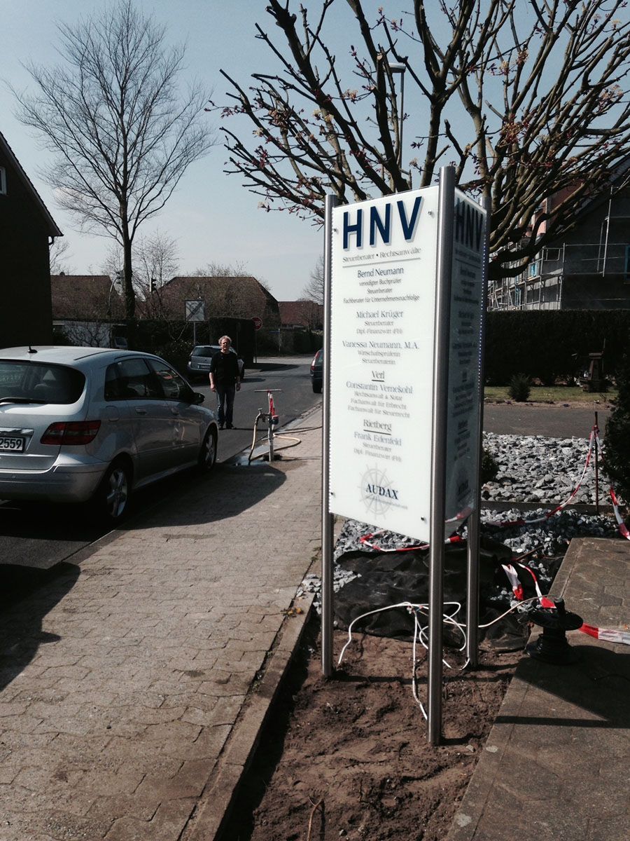 Ein Schild am Straßenrand sagt HNV