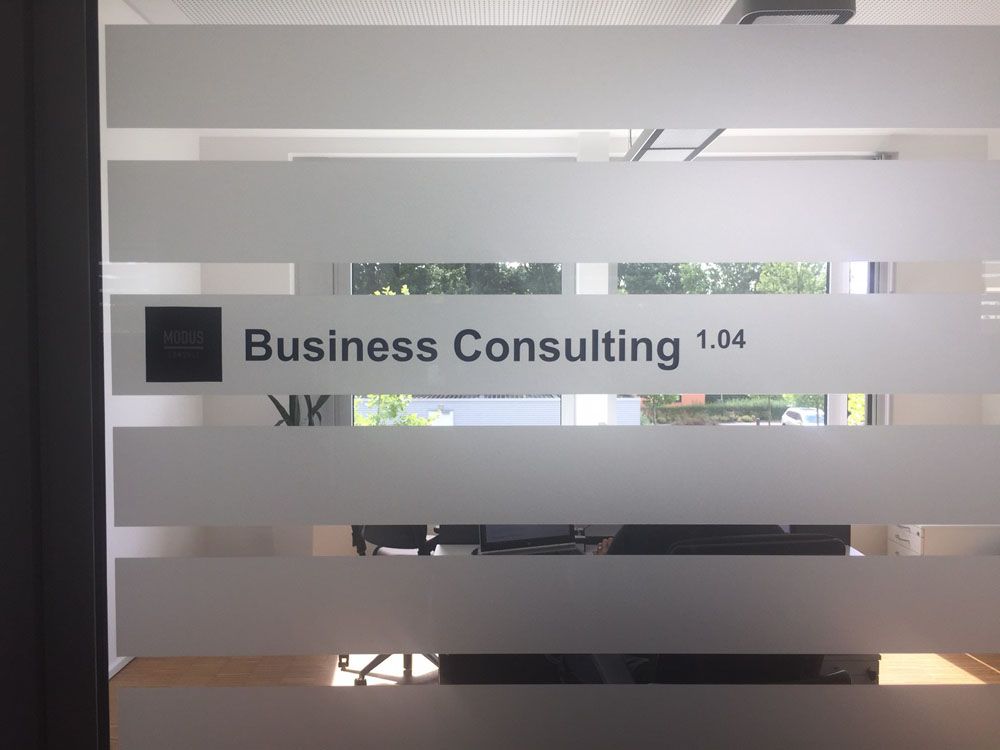 Ein Fenster mit einem Schild mit der Aufschrift „Unternehmensberatung“ darauf