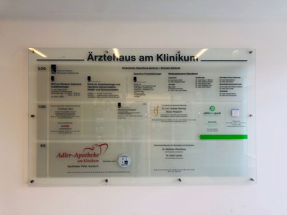 Ein Schild an einer Wand mit der Aufschrift „Arzthaus am Klinikum“