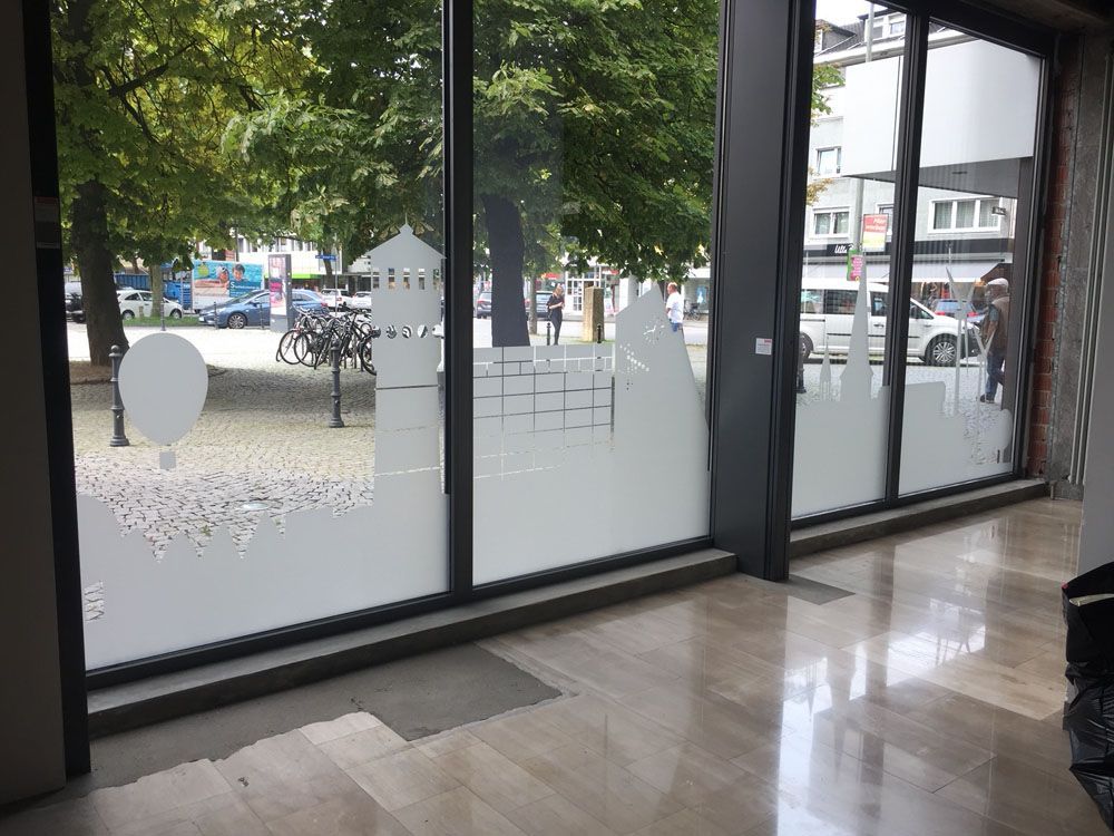 Ein Raum mit vielen Fenstern und Marmorboden.