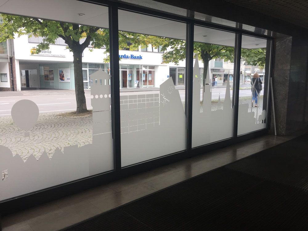 Ein Fenster mit der Silhouette einer Stadt darauf