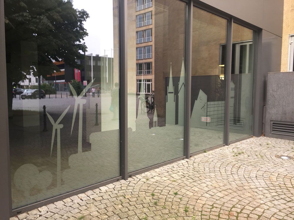 Ein Gebäude mit einer Windmühle an der Seite