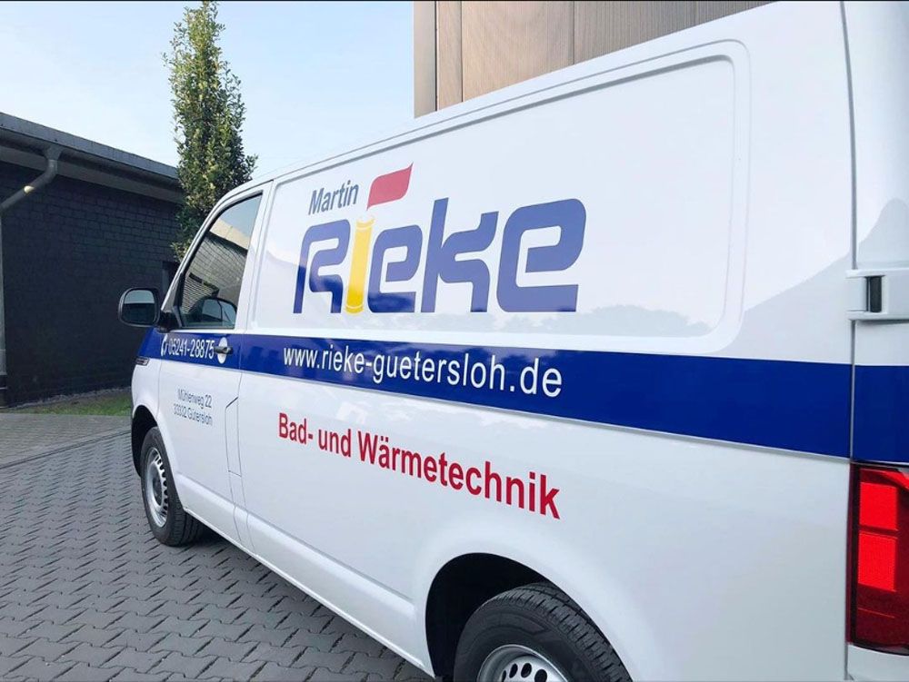 Ein weißer Lieferwagen mit dem Wort „Rieke“ auf der Seite