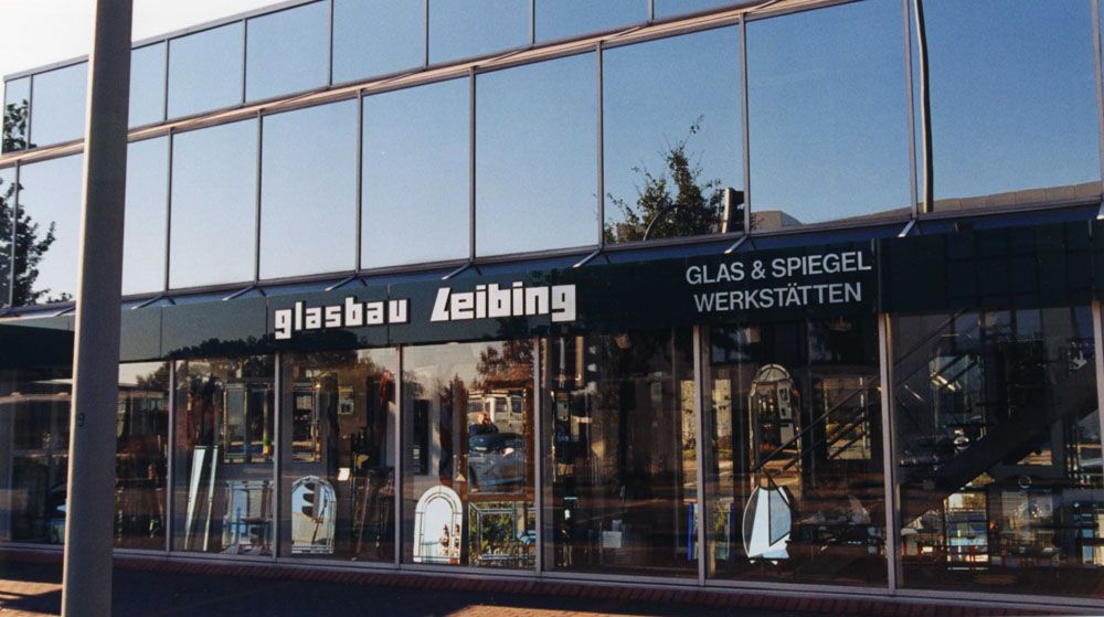 Ein Gebäude mit einem Schild mit der Aufschrift Glasbau Leibing