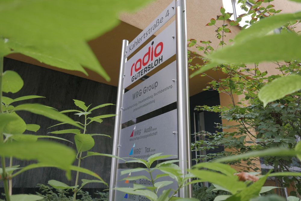 Ein Schild mit dem Wort Radio darauf