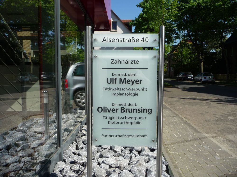 Ein Schild mit der Aufschrift Ulf Meyer und Oliver Brunsing