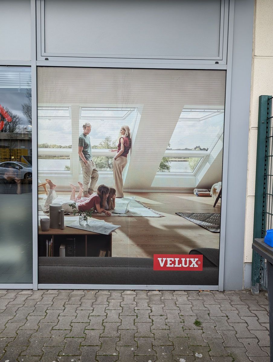 Ein Fenster mit einer Velux-Werbung darauf