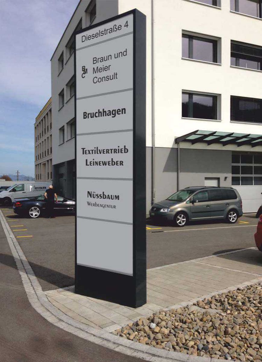 Ein Schild vor einem Gebäude mit der Aufschrift „Bruchhagen“