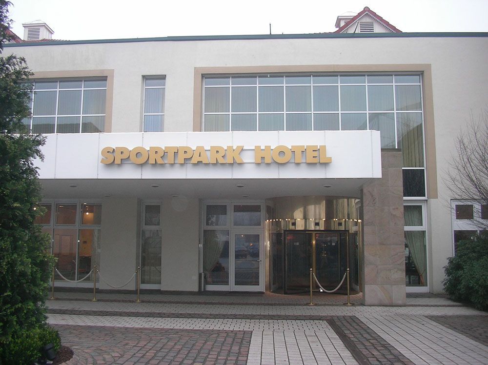 Ein großes Gebäude mit der Aufschrift „Sportpark Hotel“