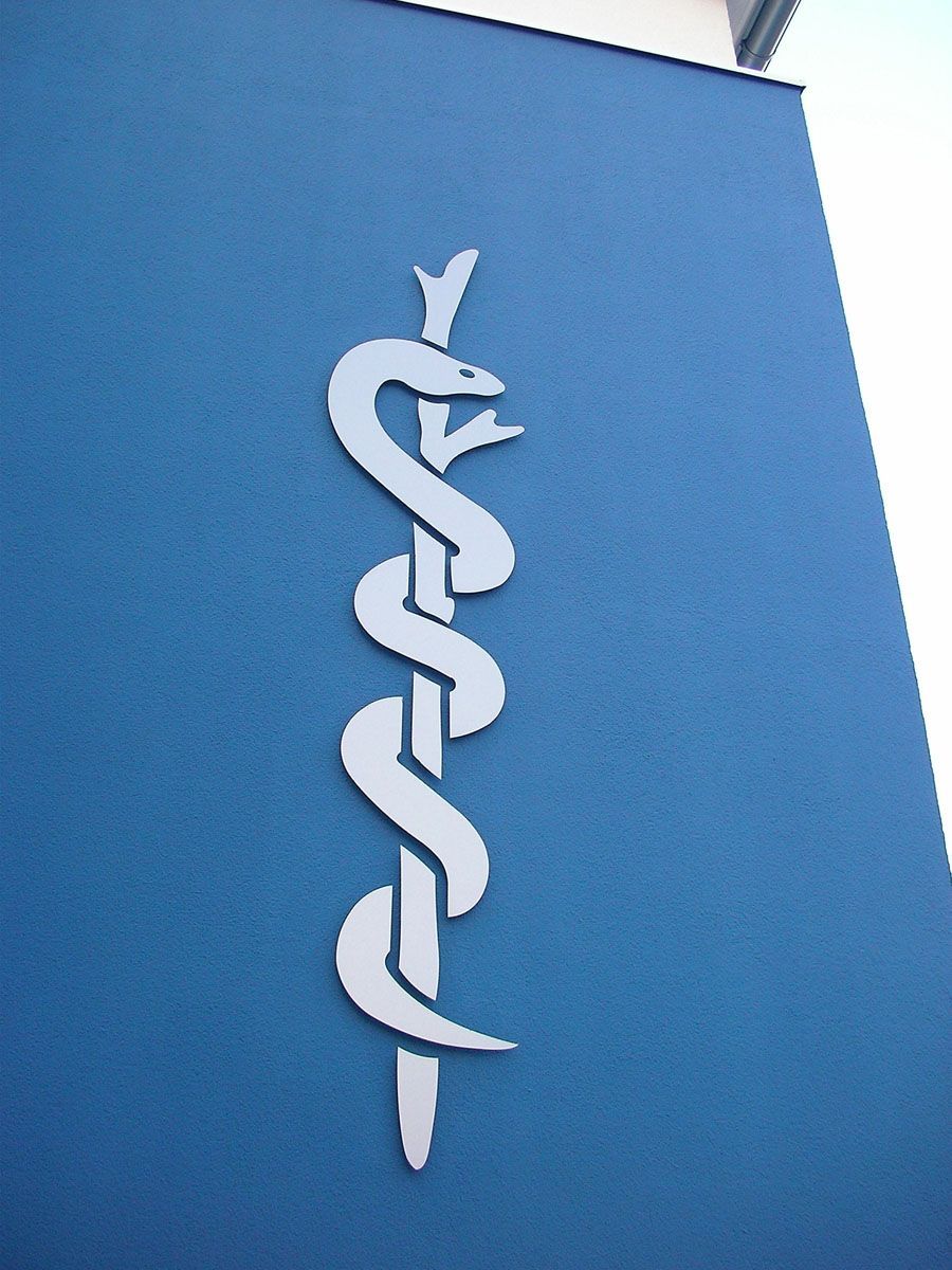 Eine blaue Wand mit einem weißen Caduceus darauf
