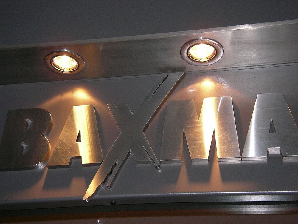 Ein Metallschild mit dem Wort Rama darauf