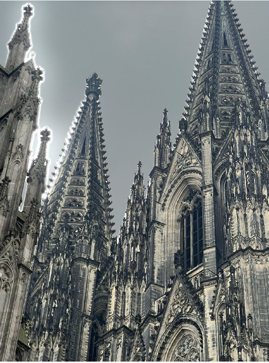 Ein sehr hohes Gebäude mit einem grauen Himmel im Hintergrund