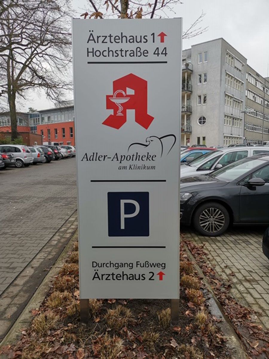Ein Schild mit der Aufschrift Arzthaus 1 Hochstraße 44