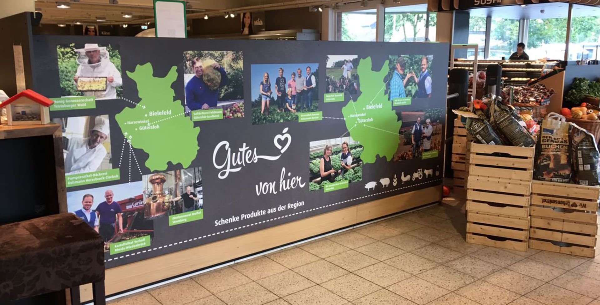 Eine Wand mit vielen Bildern in einem Geschäft.