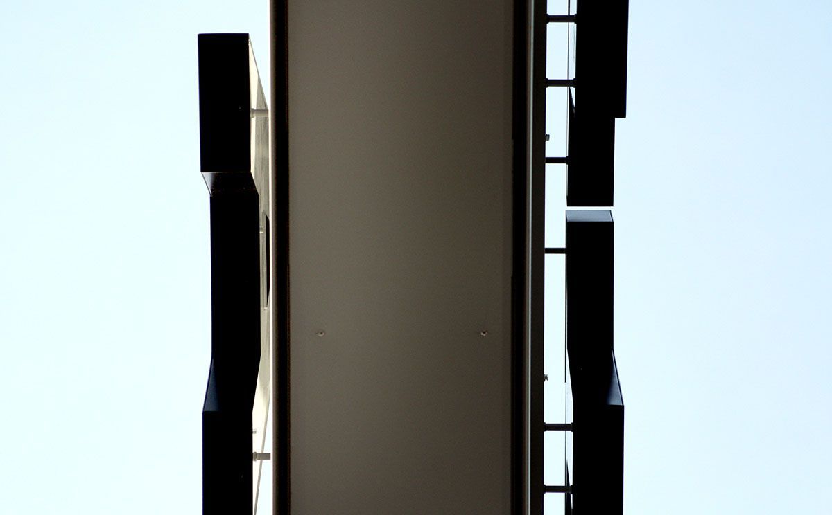 Ein sehr hohes Gebäude mit einer Leiter, die bis ganz nach oben führt.