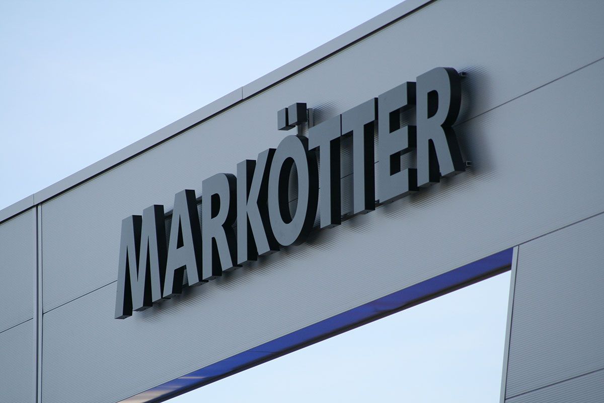 Das Wort Markotter steht an der Seite eines Gebäudes
