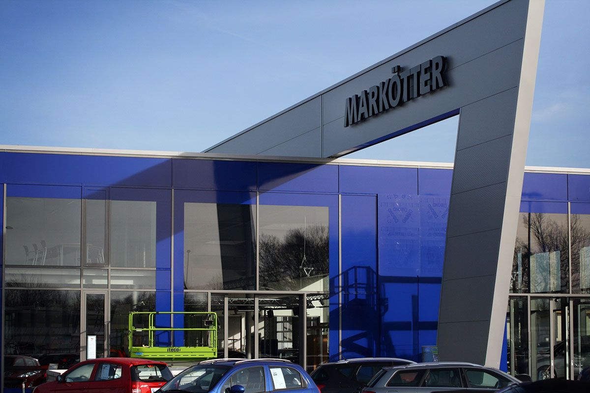 Ein Autohaus mit davor geparkten Autos