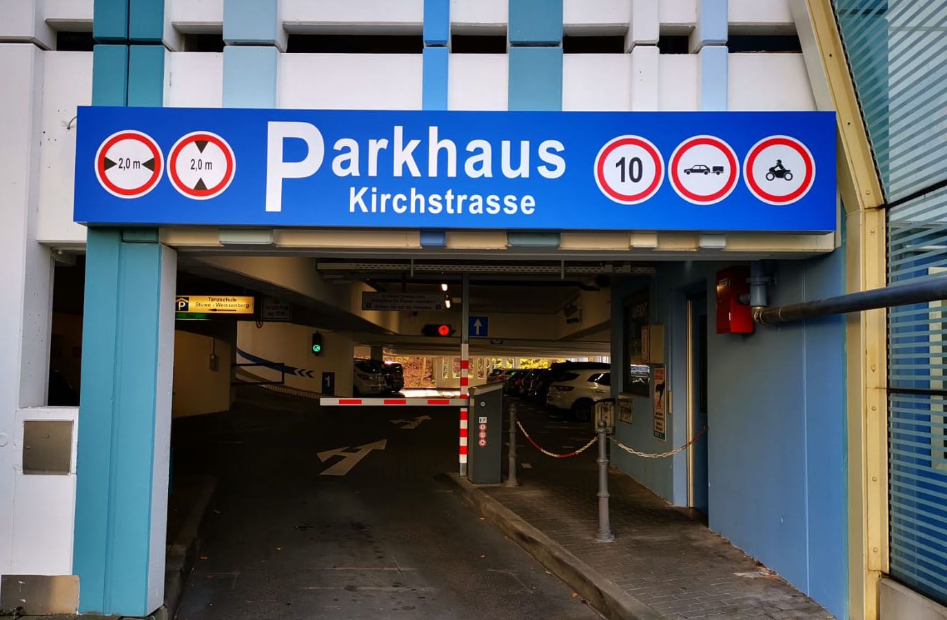 Ein Parkhaus mit einem blauen Schild mit der Aufschrift Parkhaus Kirchstraße