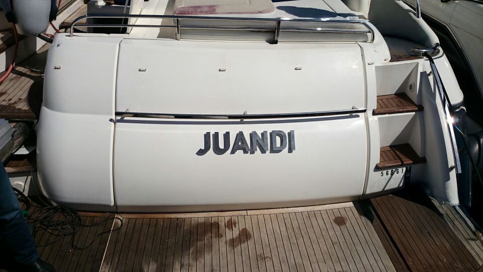 Ein weißes Boot mit dem Namen Juandi darauf