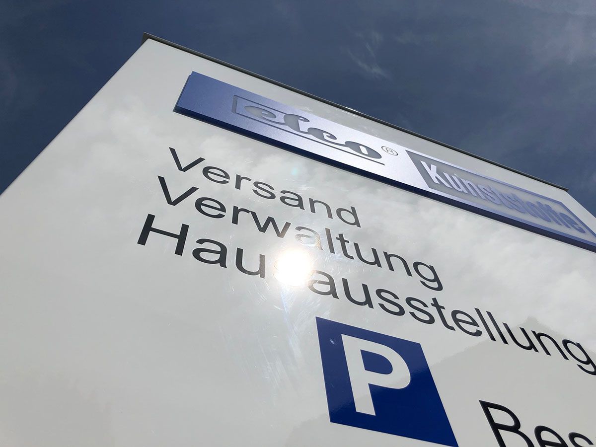 A sign that says ' versand verwaltung hau ausstellung ' on it