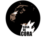 Logotipo de perro en blanco y negro con el texto “CASA DE CORA” debajo.