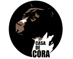 Logotipo de perro en blanco y negro con el texto “CASA DE CORA” debajo.