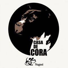 Logotipo en blanco y negro de la cara de un perro con el texto “CASA DE CORA” y “Nagusi”.