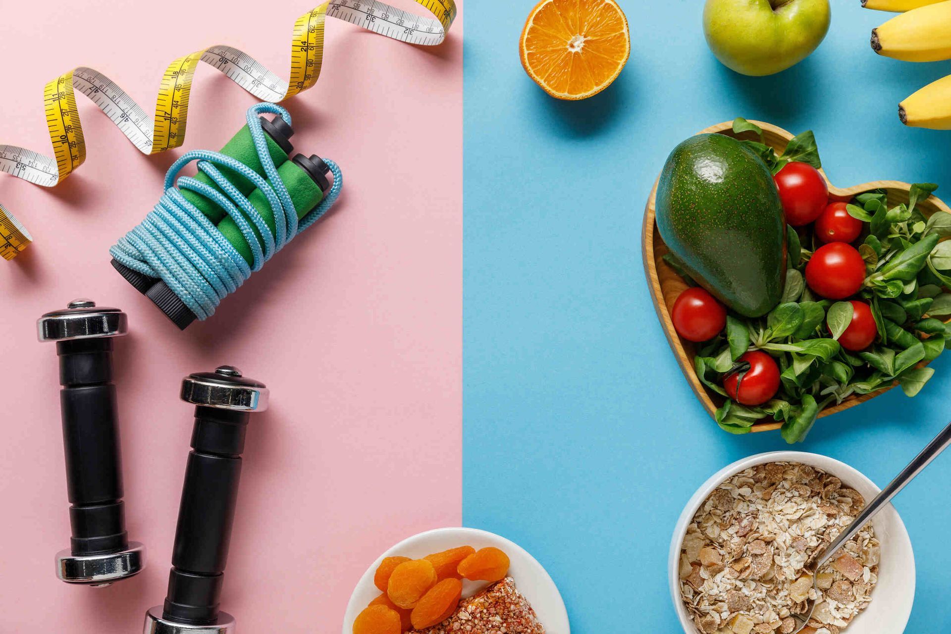Una cuerda para saltar, mancuernas, frutas y verduras sobre un fondo rosa y azul.