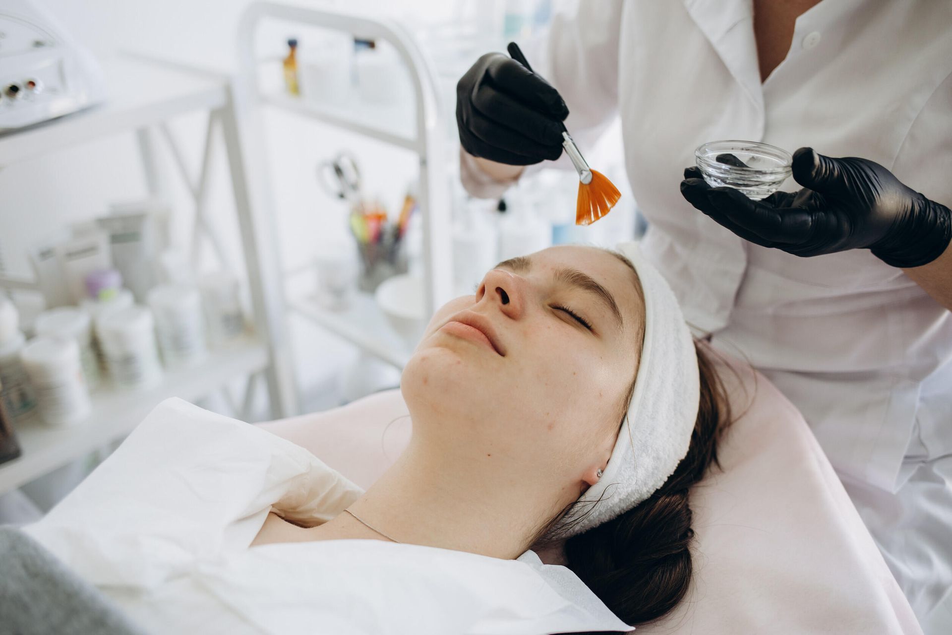 Una mujer está recibiendo un tratamiento facial en un salón de belleza.