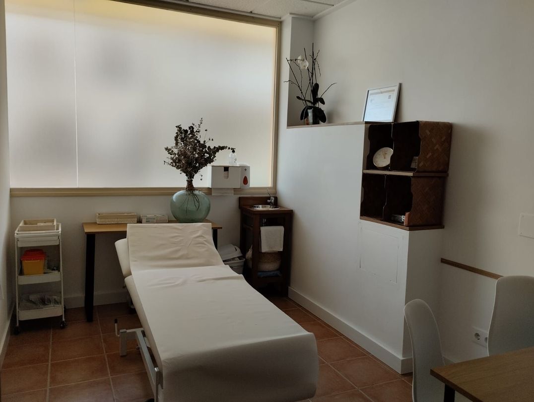 Una habitación con una mesa y una cama dentro.